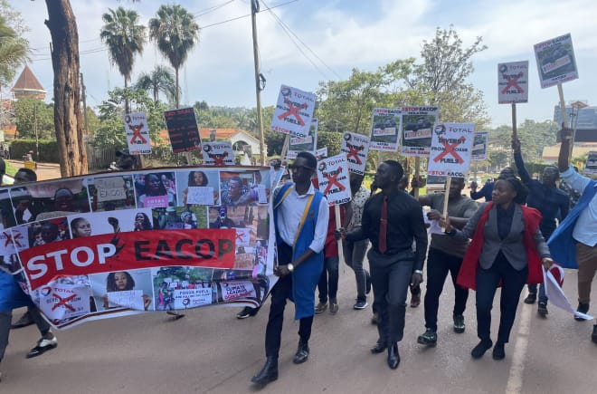 Demonstrasi mahasiswa di Uganda menentang jalur pipa EACOP