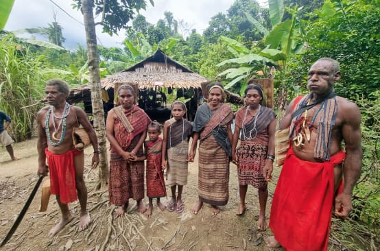 Masyarakat adat Moi Kelim dengan kain Timor