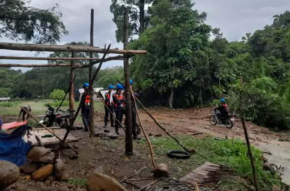 Sebuah barikade dibongkar