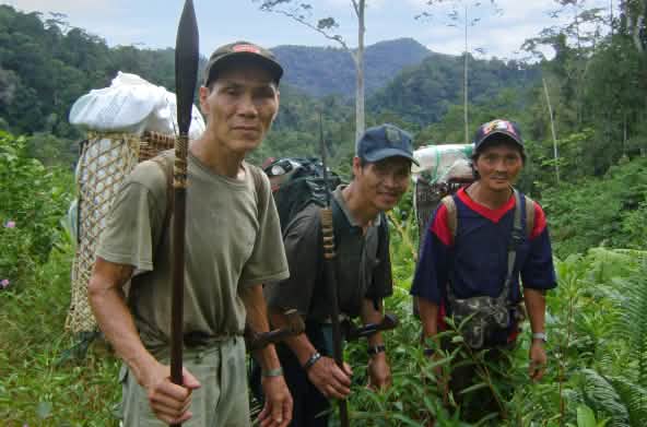 tiga laki-laki di hutan Sarawak