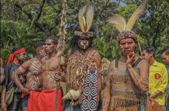 Suku Awyu dengan pakaian tradisional lengkap dengan hiasan kepala dari bulu burung dan lukisan di tubuh
