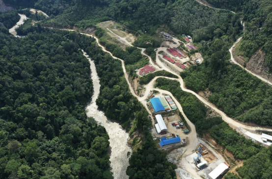 Pembangunan dalam hutan di samping sungai