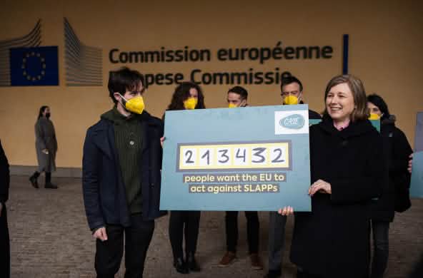 Komisaris UE Věra Jourová (kanan) menerima langsung petisi
