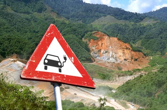Kolase: rambu lalu lintas dengan sebuah mobil listrik di depan sebuah pertambangan di Ekuador