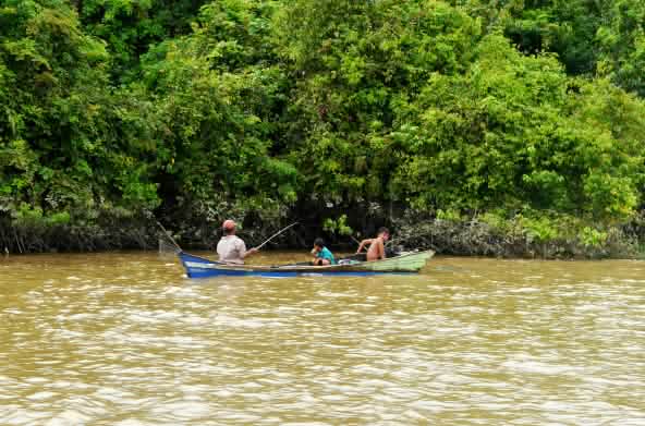 Nelayan dalam perahu di Kwala Serapuh