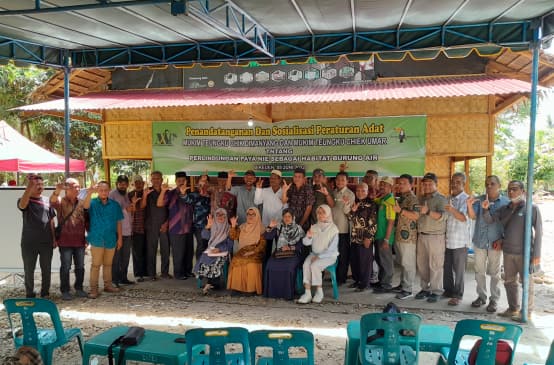 Foto bersama usai penandatangan aturan adat tentang perlindungan Paya Nie sebagai habitat konservasi burung air.