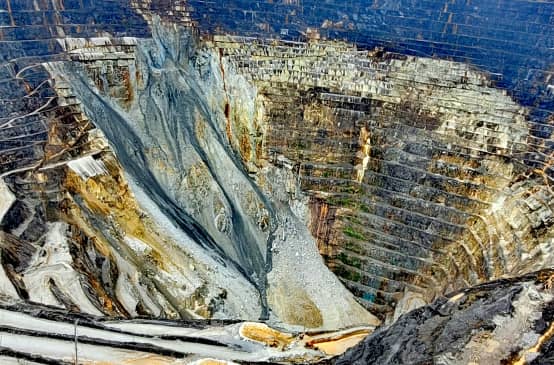 Pemandangan dari kawah pertambangan terbuka