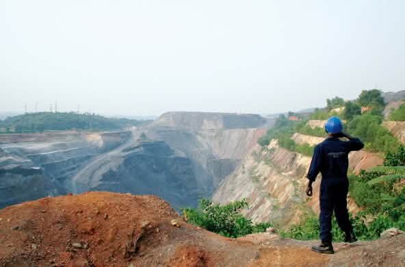 Seorang karyawan memandang luasnya pertambangan