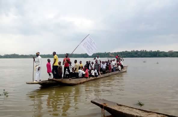 Masyarakat berdemonstrasi di atas perahu menentang pencemaran sungai Aruwimi