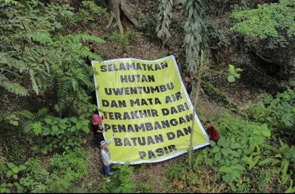 Spanduk "Selamatkan Hutan Uwentumbu...dari pertambangan pasir"