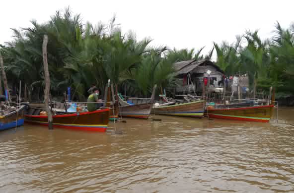 Nelayan dalam perahu di Kwala Serapuh, Sumatera Utara