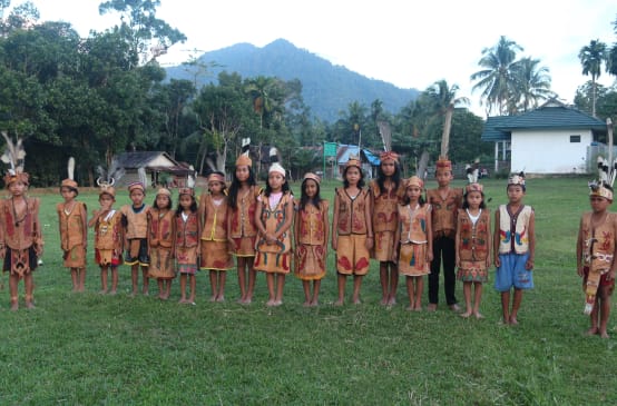 anak-anak Dayak Tomun dalam pakaian adat
