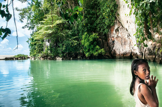 Gadis di salah satu teluk di pulau Sulawesi