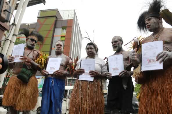 5 anggota suku Marind dengan surat gugatan