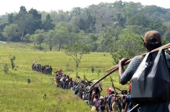 Iring-iringan panjang masyarakat adat pemburu melintasi sabana