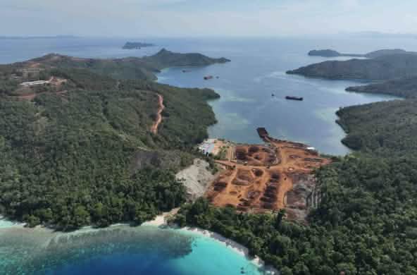 Pemandangan dari atas pertambangan nikel di sebuah pulau kecil