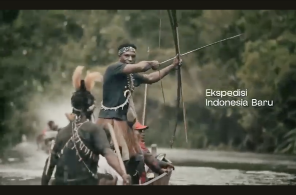 Warga asli Papua di perahu dengan busur dan anak panah