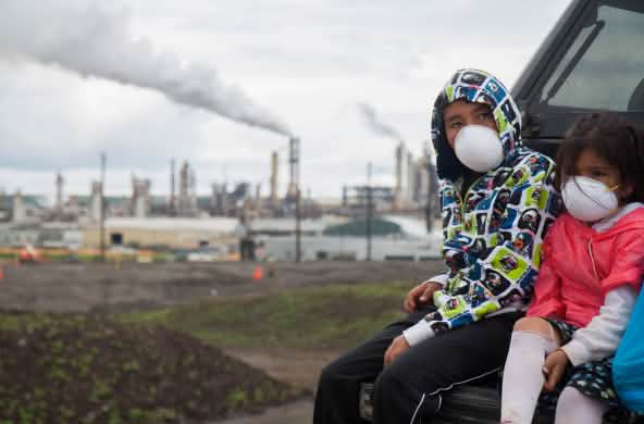 Anak-anak dengan masker di saat “Healing Walk” 2013 menentang pertambangan pasir tar.