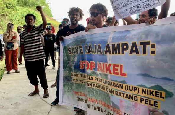 Aksi dengan spanduk "Save Raja Ampat!"
