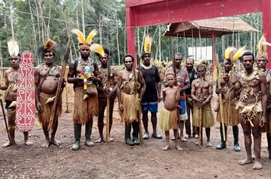 Foto kelompok masyarakat adat Awyu dengan pakaian tradisional