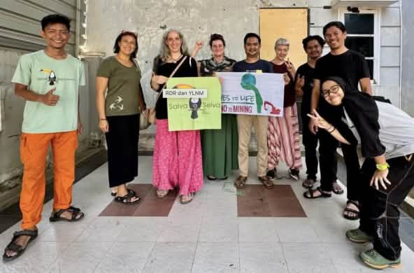 9 aktivis dengan spanduk "Salva la Selva" dan "Yes to Life, No to Mining"