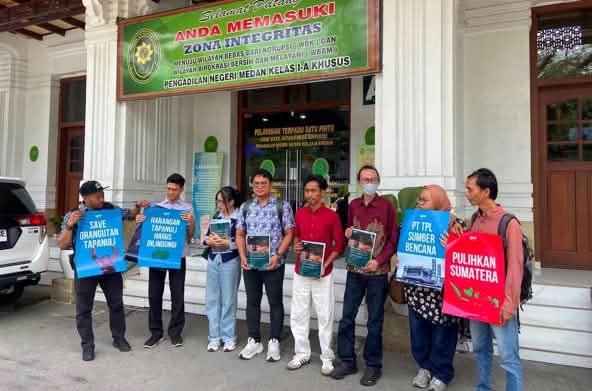 8 orang didepan gedung pengadilan