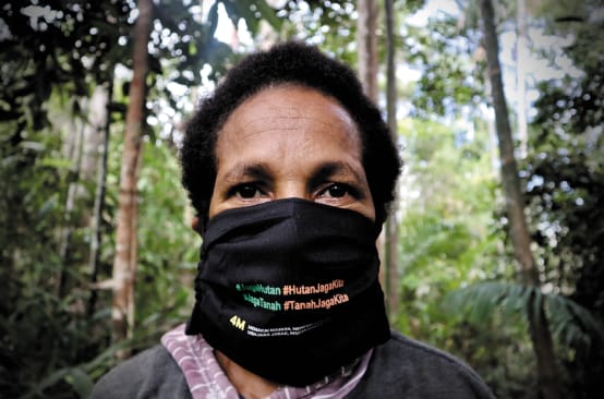 Mama Papua dengan pelindung mulut