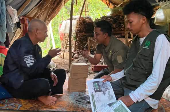 tiga laki-laki di tenda