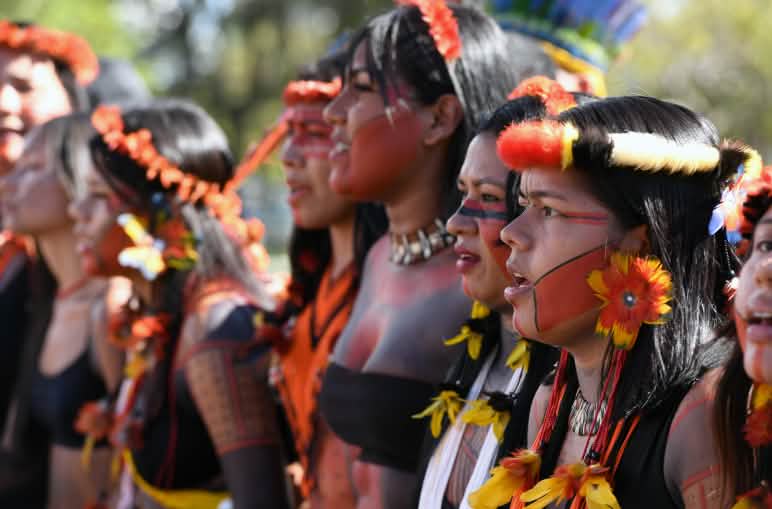 Perempuan adat selama demonstrasi di Brasil Masyarakat adat perempuan dengan hiasan bulu burung