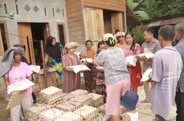 Perempuan Batak menerima bantuan pangan