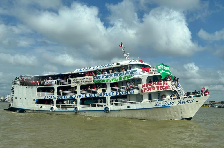 Sebuah kapal laut dengan spanduk