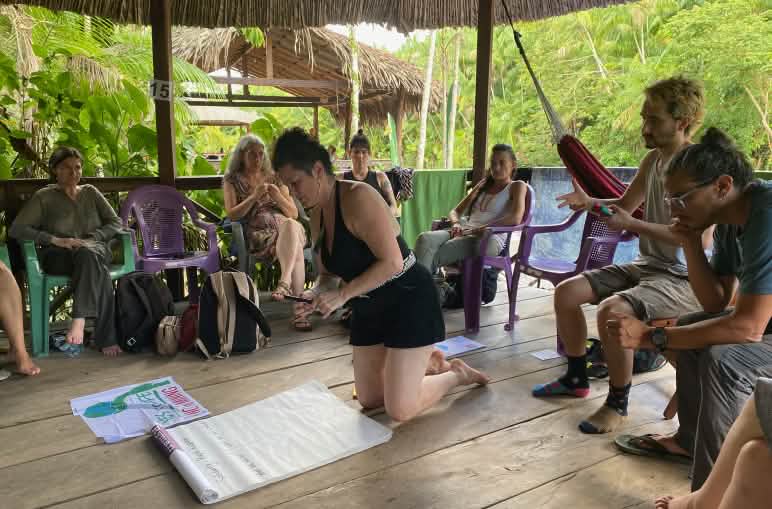 8 orang di pertemuan di pondok ditengah hutan hujan