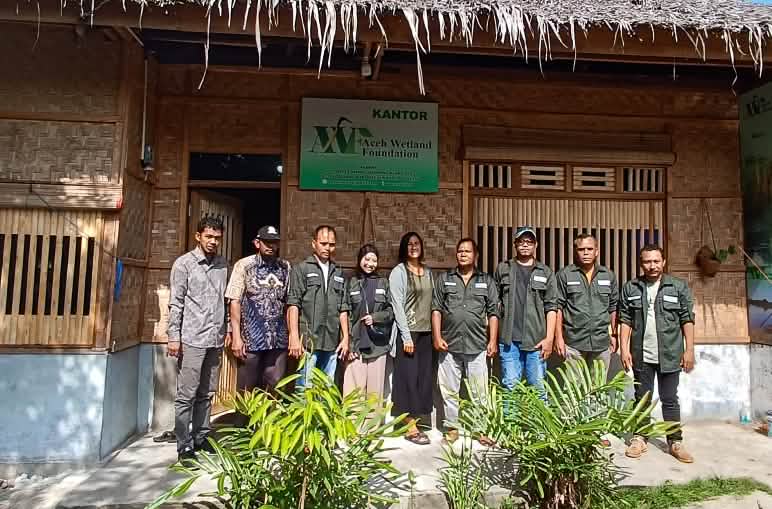 Foto bersama Team AWF didepan kantor yang dibuat dari rotan dan bambu