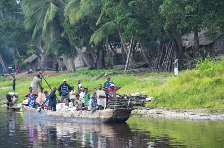 Sebuah perahu kecil yang penuh muatan berlayar di atas sungai Kongo