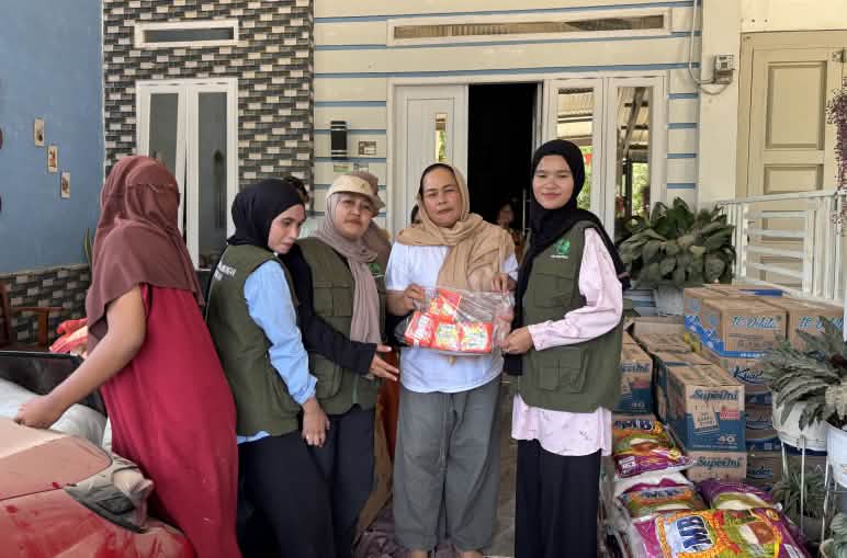 Perempuan Korjuang menbagi bantuan