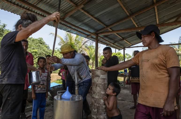 Beberapa peserta mengoperasikan alat tersebut, sementara yang lain menyaksikannya dengan penuh antusias