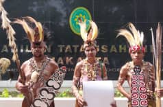 tiga masyarakat adat dengan pakaian tradisional