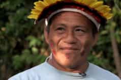 Foto wajah Sarapo Kaapor - seorang masyarakat adat - dengan hiasan kepala bulu
