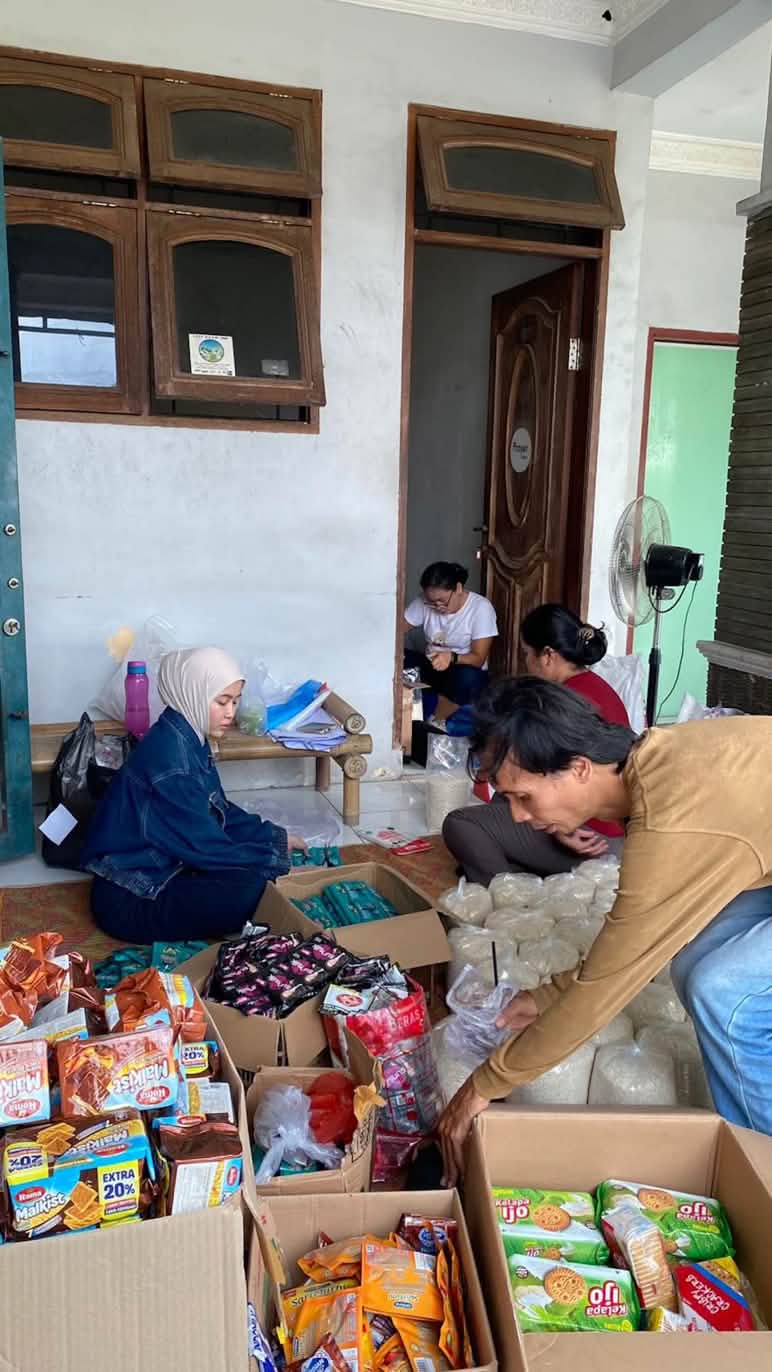 Barang-barang bantuan kemanusiaan di kantor