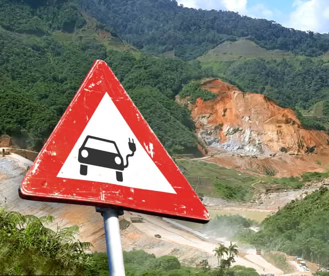 Kolase: rambu lalu lintas dengan sebuah mobil listrik di depan sebuah pertambangan di Ekuador