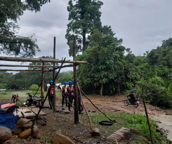 Sebuah barikade dibongkar