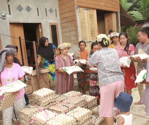 Perempuan Batak menerima bantuan pangan