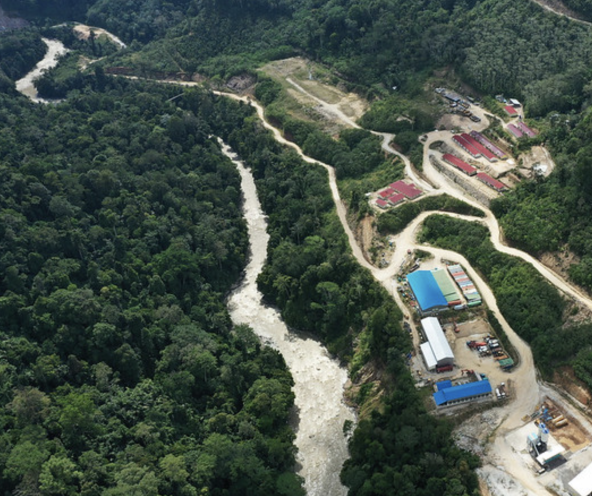 Pembangunan dalam hutan di samping sungai