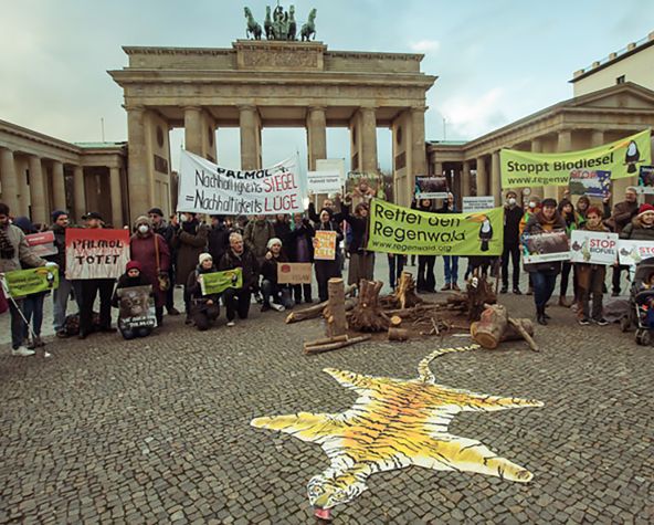Aksi didepan Brandenburger Tor: Menolak lupa: biosprit menghancurkan hutan hujan