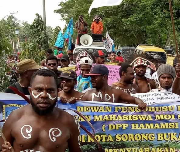 Masyarakat adat terasing di tanah sendiri