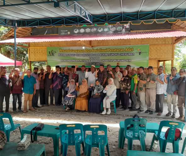 Foto bersama usai penandatangan aturan adat tentang perlindungan Paya Nie sebagai habitat konservasi burung air.