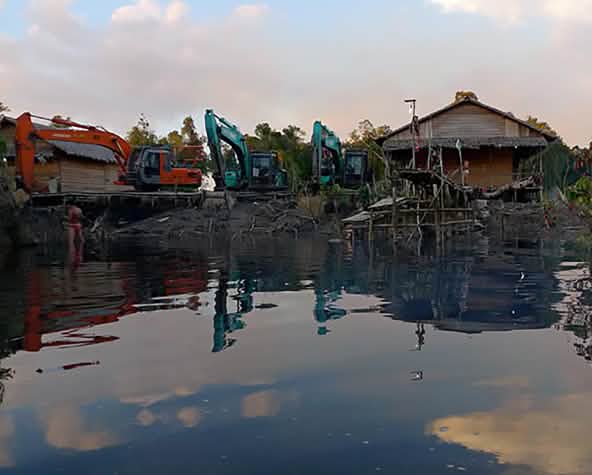 penebangan di pinggir sungai demi sawit