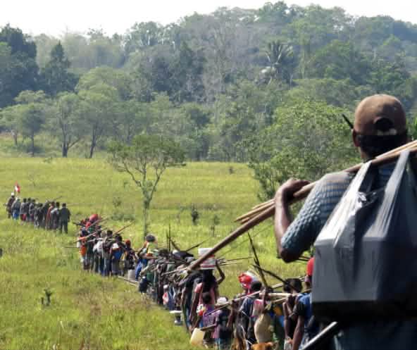 Iring-iringan panjang masyarakat adat pemburu melintasi sabana