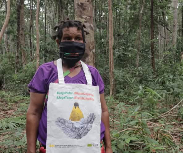 Seorang perempuan Papua menolak deforestasi