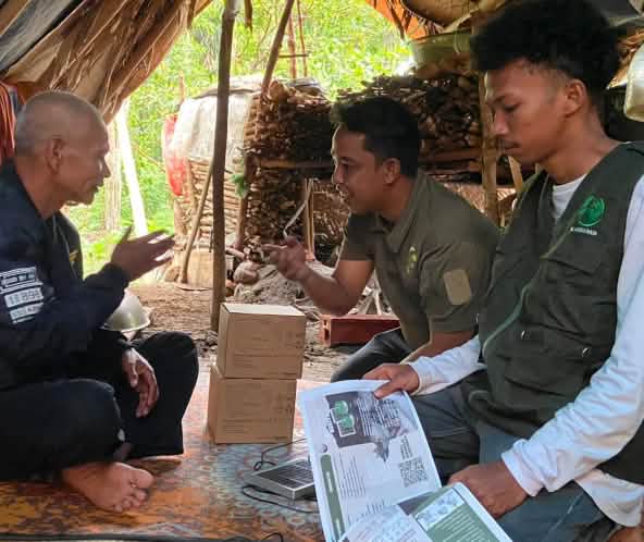 tiga laki-laki di tenda